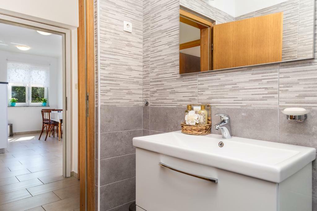 Apartment Roza, Sea View, Free Parking Ičići Esterno foto
