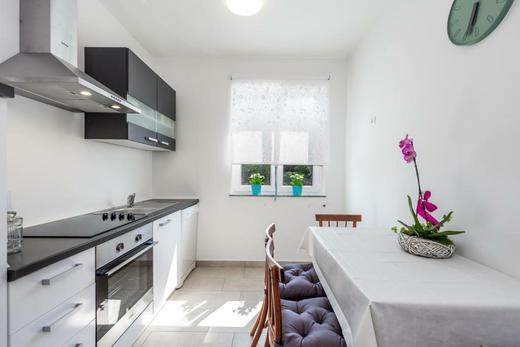 Apartment Roza, Sea View, Free Parking Ičići Esterno foto